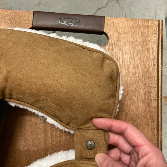 Ugg travel neck pillow - Picture 3 of 5